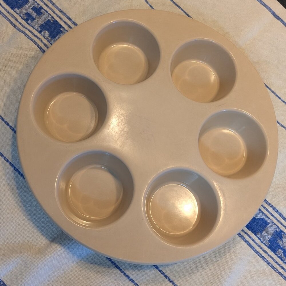 Anchor Hocking MicroWare Muffin Pan Microwave or Oven